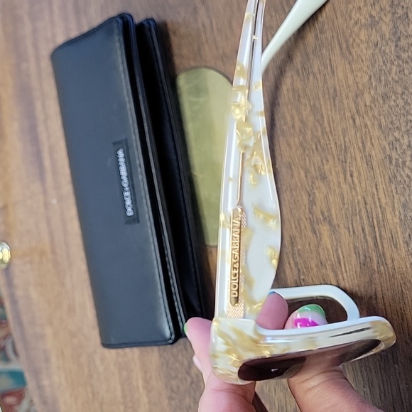 Authentic Dolce and Gabanna sunglasses. - Picture 2 of 4